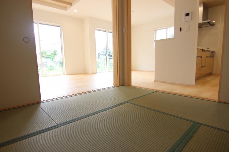 ☆☆　和室は和みの空間　☆☆ 畳に座ったり、ごろんと寝転がった時の安堵感は独特のものです。木、布、紙といった自然素材のやさしい手触りや素朴なぬくもりが安らぎを与えてくれます。