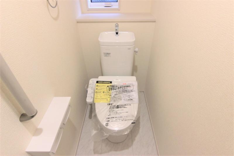 【2号棟：1階トイレ】多機能ウォシュレット・手摺り・壁面収納付き　※トイレの機能は、全棟・全室、共通です。