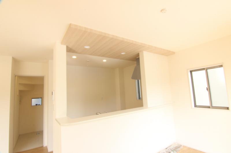 1号棟食洗機付きシステムキッチン②（2022年6月撮影）キッチン天井は「ポップアップ天井」で、明るく開放的な仕様です。