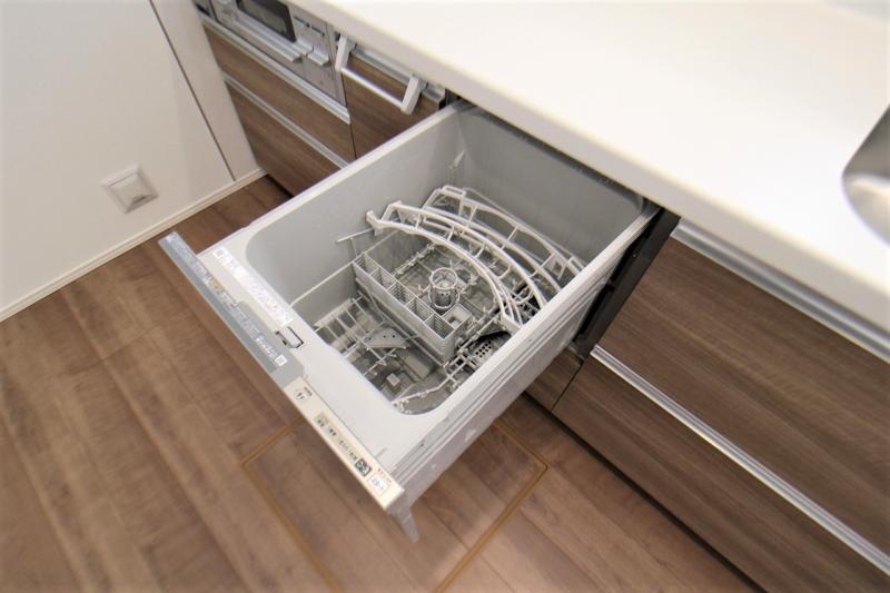 家事の負担を軽減する食器洗い乾燥機を標準装備。高温で洗浄することで汚れを落とし、手洗いと比較しても節水に。食事後の家族団らんの時間を作り出します！