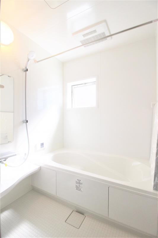 3号棟　浴室　白を基調とした明るい浴室！寒い日のお風呂や雨の日のお洗濯に便利な浴室乾燥機付！
