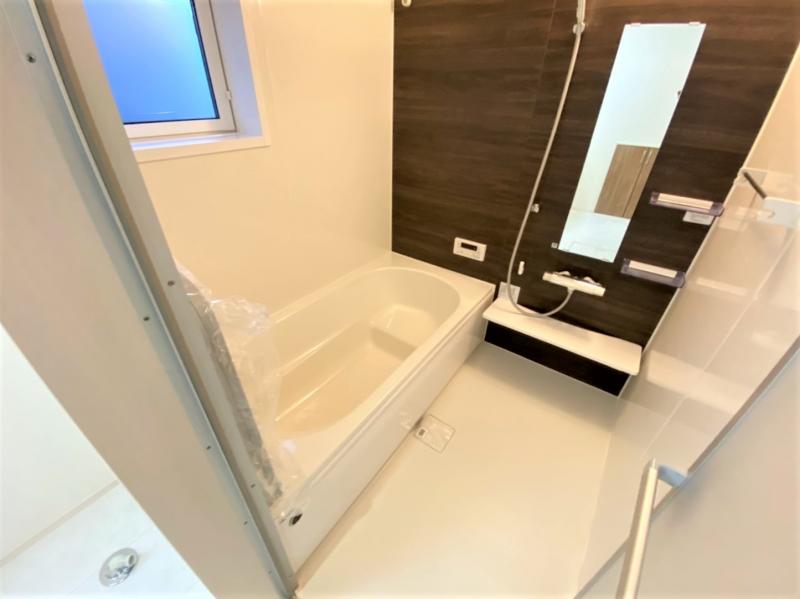 空気もこもらずいつもクリーンな浴室乾燥機付のシステムバス。1坪の広さを設けた浴室でバスタイムはいかがでしょうか♪