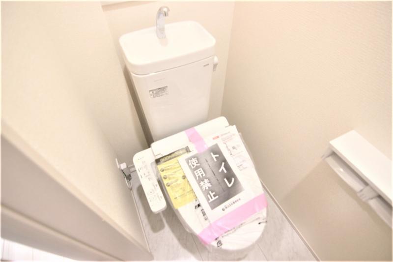 【１号棟：１階トイレ】ウォシュレット・壁面収納・手摺つき