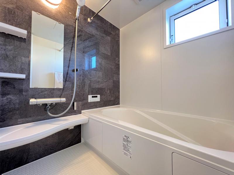 １号棟　― Bath room ― アクセントパネルで落ち着きのある雰囲気を演出したバスルーム