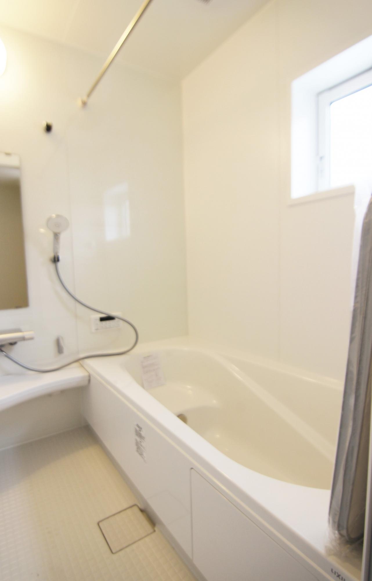 2号棟浴室　白を基調とした明るい浴室!寒い日のお風呂や雨の日のお洗濯に便利な「浴室乾燥機」あり　