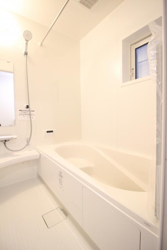 6号棟　浴室　白を基調とした明るい浴室！寒い日のお風呂や雨の日のお洗濯に便利な浴室乾燥機付！　