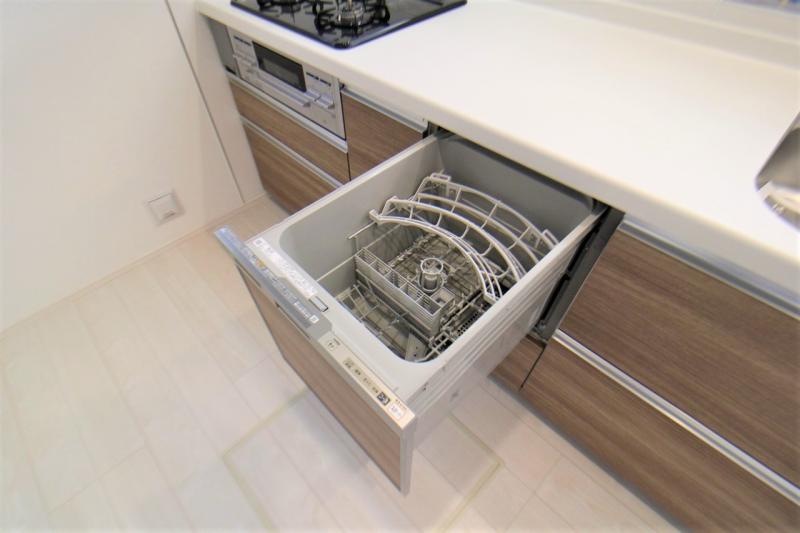 家事の負担を軽減する食器洗い乾燥機を標準装備！（写真は1号棟）