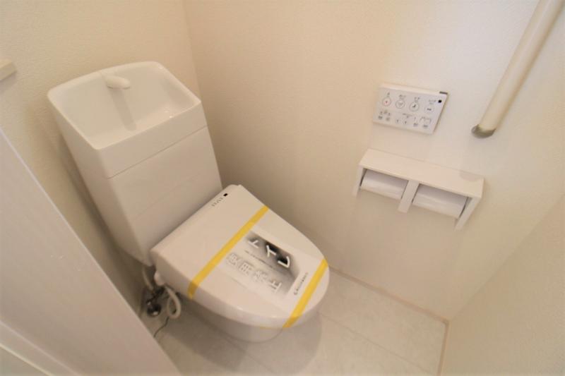 2か所にトイレがあるので、人数が多いご家庭や来客時にも嬉しいですね。オート便器洗浄でお手入れもらくらくです！