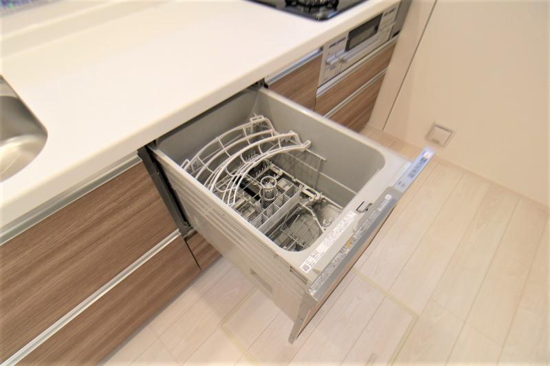 家事の負担を軽減する食器洗い乾燥機を標準装備！（写真は1号棟）
