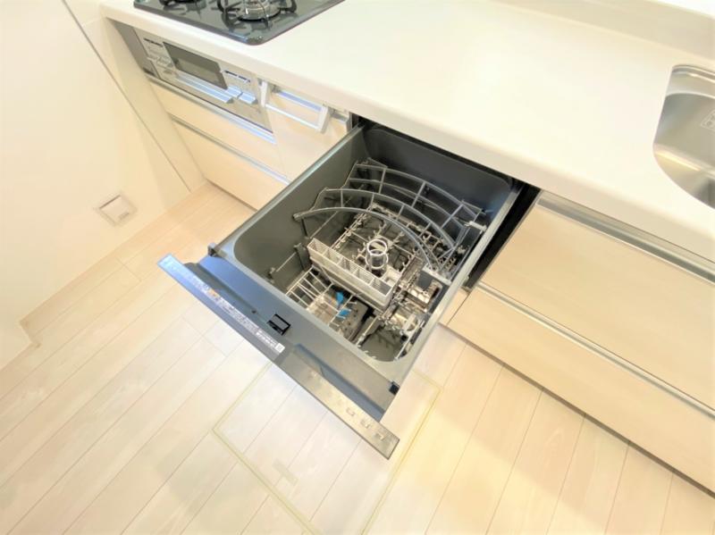家事の負担を軽減する食器洗い乾燥機を標準装備!