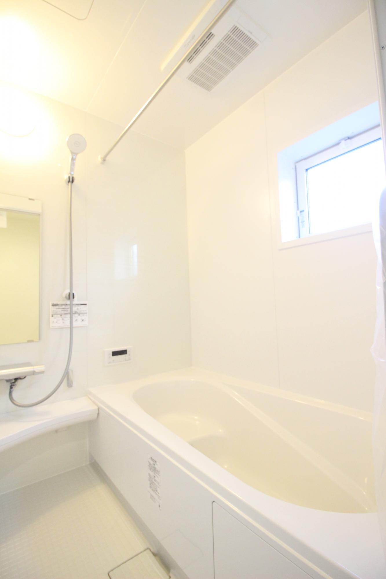 2号棟　浴室　白を基調とした明るい浴室!寒い日のお風呂や雨の日のお洗濯に便利な浴室乾燥機付!