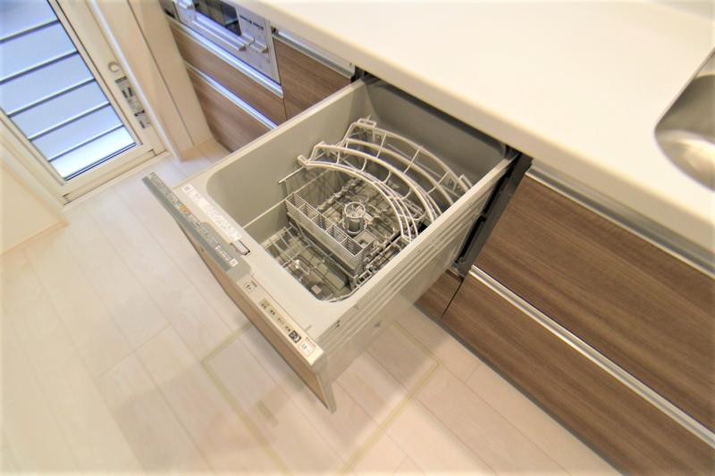 家事の負担を軽減する食器洗い乾燥機を標準装備！