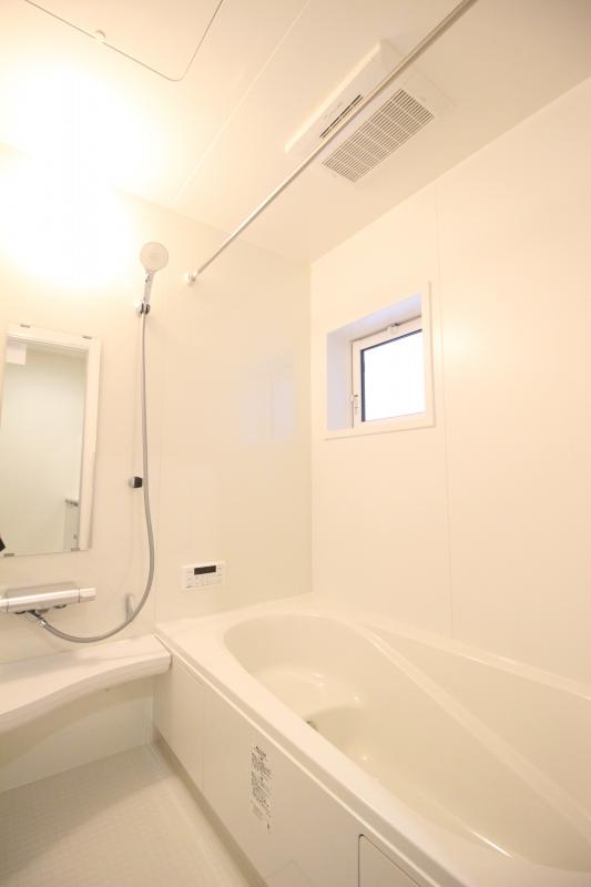 2号棟　浴室　白を基調とした明るい浴室!寒い日のお風呂や雨の日のお洗濯に便利な浴室乾燥機付!