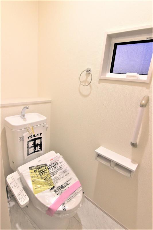 【2階トイレ】多機能ウォシュレット・手摺り・壁面収納付き。