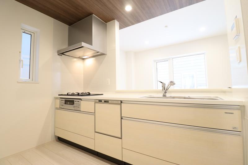 キッチン　機能性が高くお手入れも簡単なタカラスタンダード製ホーローシステムキッチンを採用。