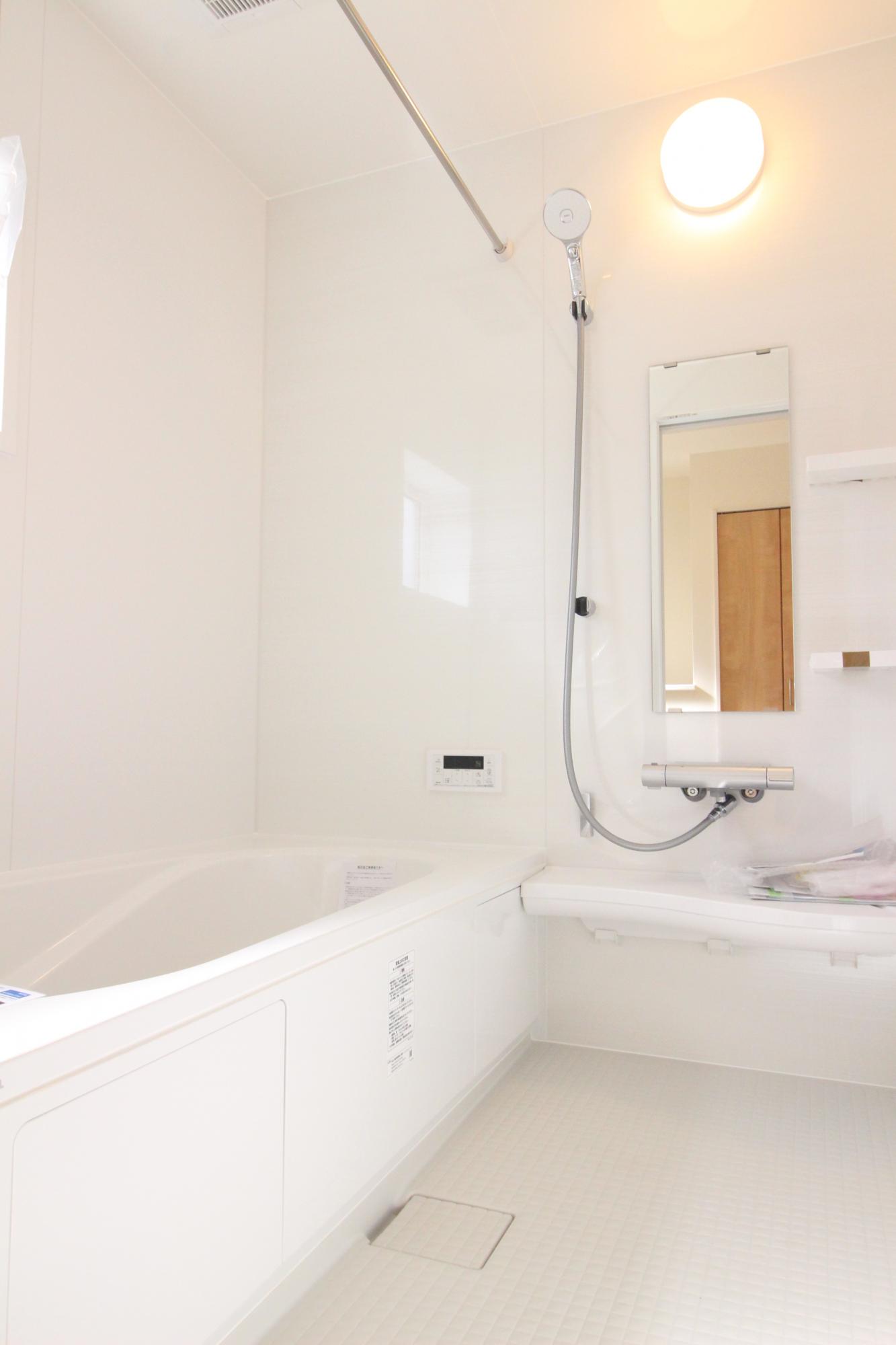 9号棟　浴室　白を基調とした明るい浴室!寒い日のお風呂や雨の日のお洗濯に便利な浴室乾燥機付!