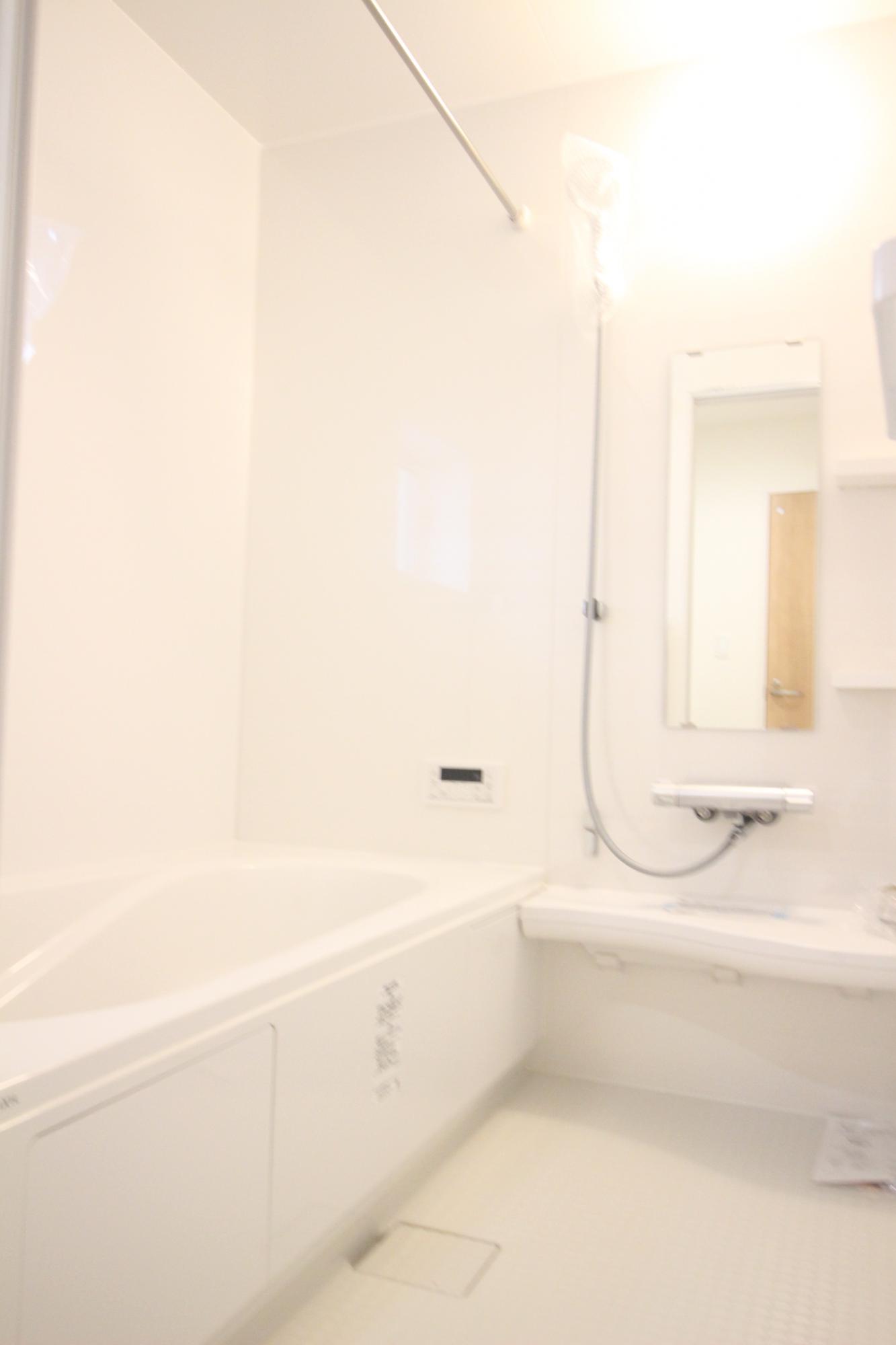 6号棟　浴室　白を基調とした明るい浴室!寒い日のお風呂や雨の日のお洗濯に便利な浴室乾燥機付!