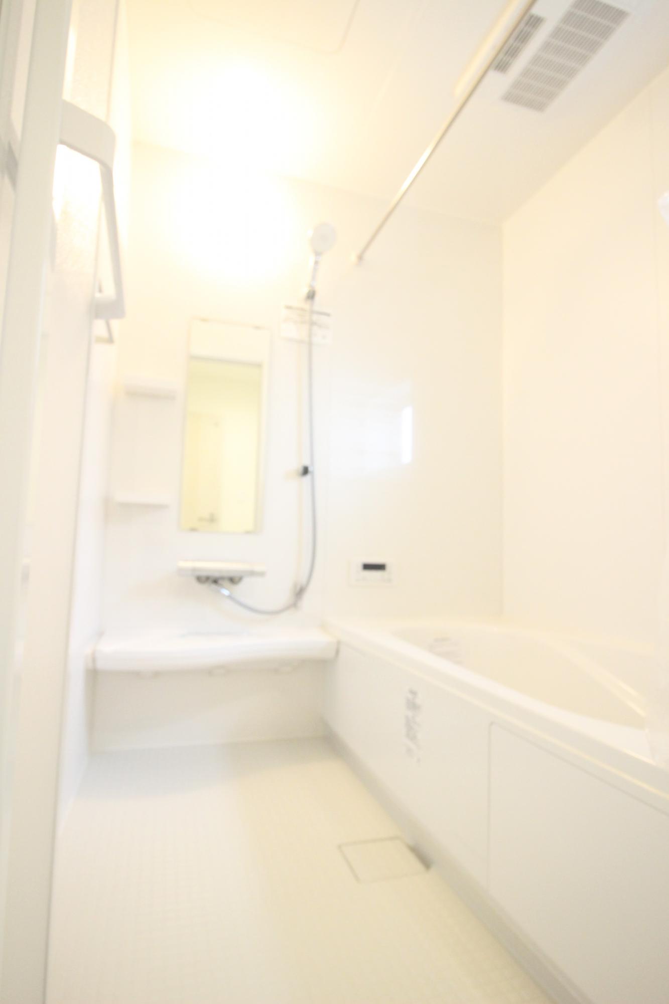 7号棟　浴室　白を基調とした明るい浴室!寒い日のお風呂や雨の日のお洗濯に便利な浴室乾燥機付!