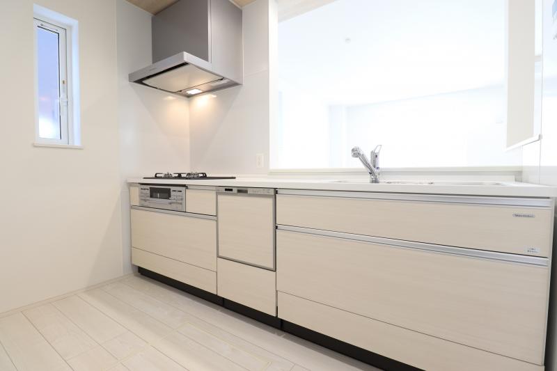 【1号棟】キッチン　機能性が高くお手入れも簡単なタカラスタンダード製ホーローシステムキッチンを採用。