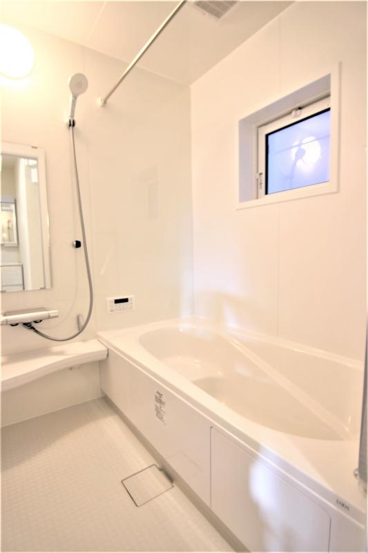 浴室　白を基調とした明るい浴室!寒い日のお風呂や雨の日のお洗濯に便利な浴室乾燥機付!