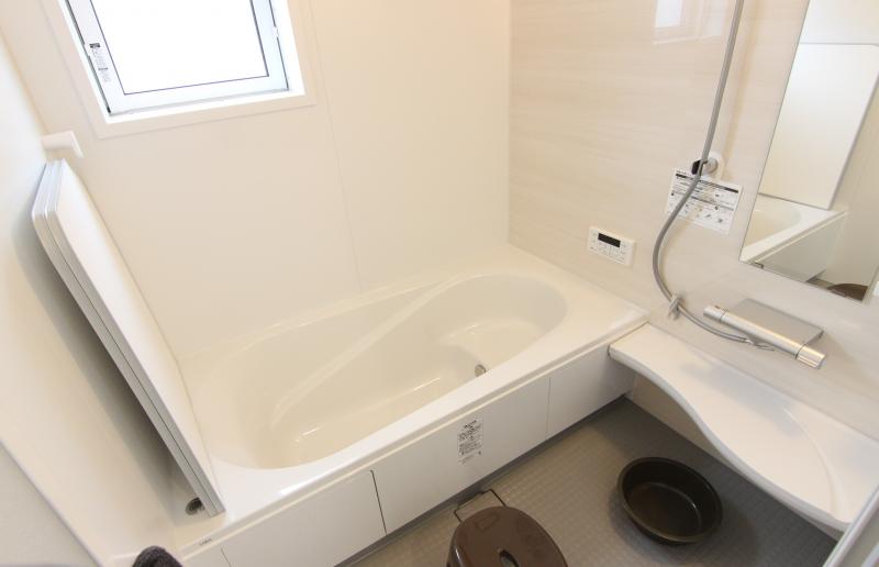 １号棟浴室　白を基調とした明るい浴室！雨の日も便利な浴室乾燥機付！