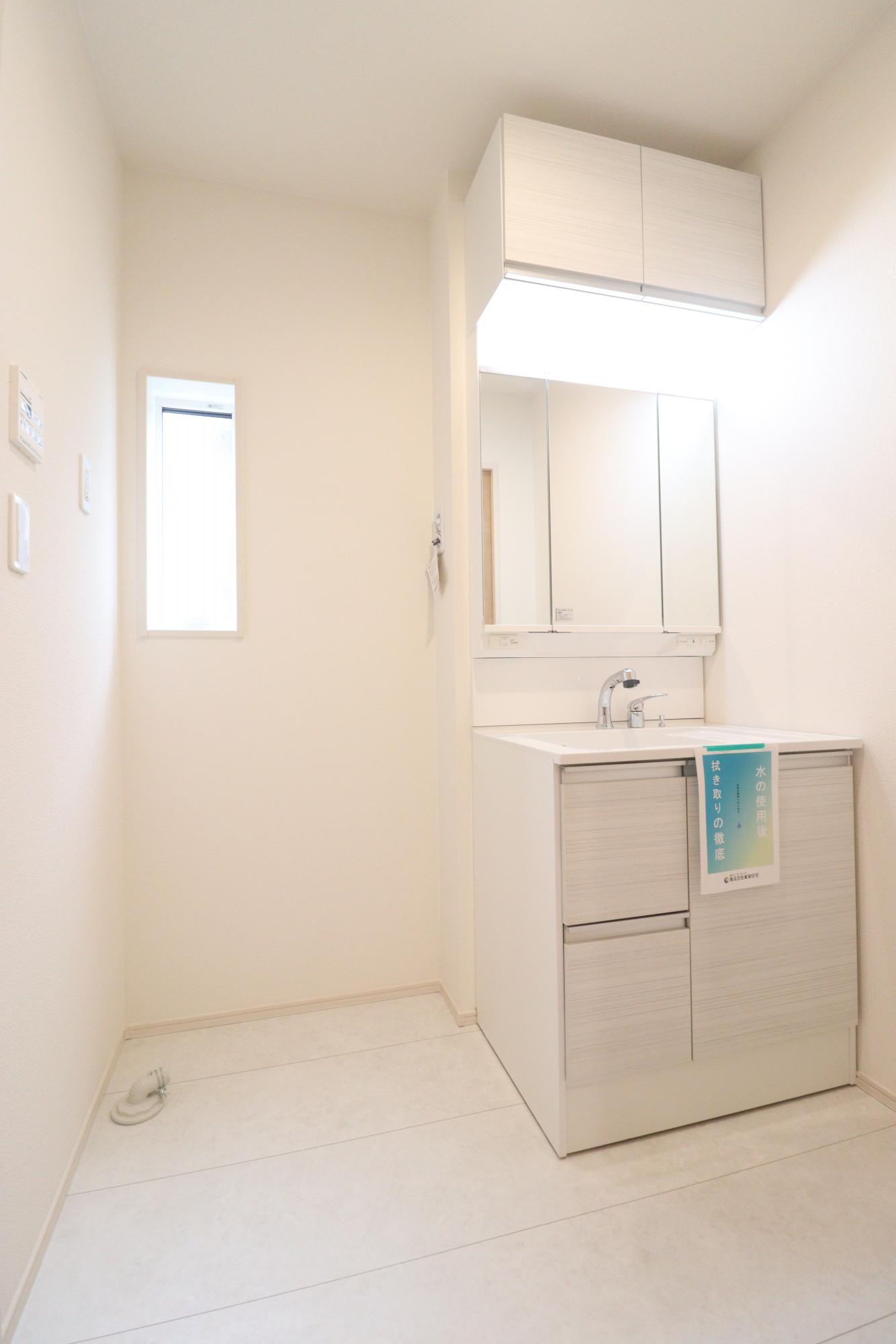 【弊社施工例】収納力と機能性に優れたシャワー付き洗面化粧台! 鏡の内側にも収納スペースがあるので、細かいものも整理しやすいです。　