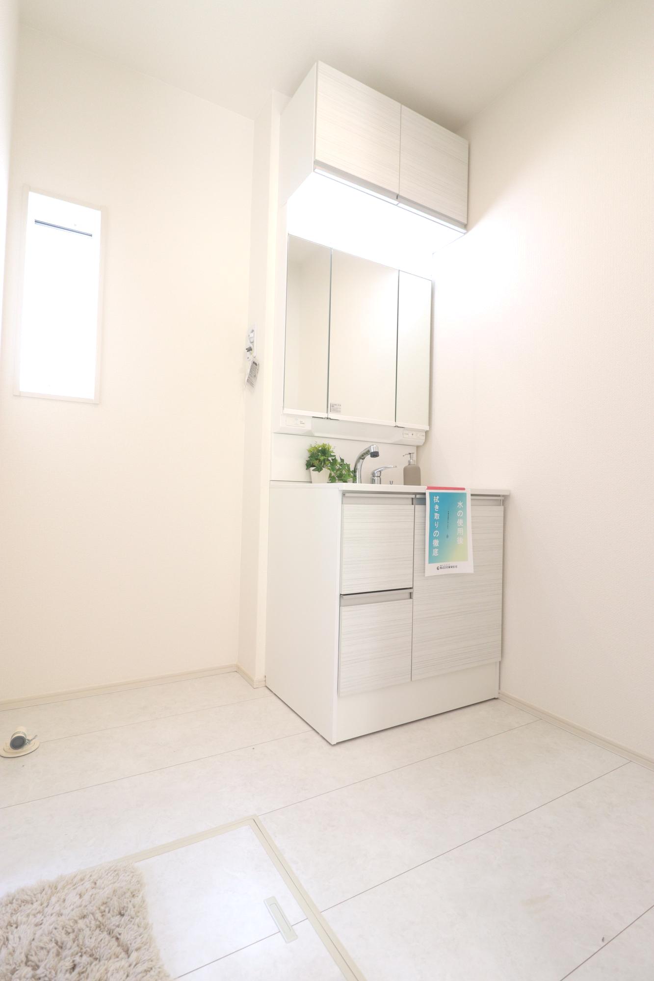 【3号棟】収納力と機能性に優れたシャワー付き洗面化粧台! 鏡の内側にも収納スペースがあるので、細かいものも整理しやすいです。