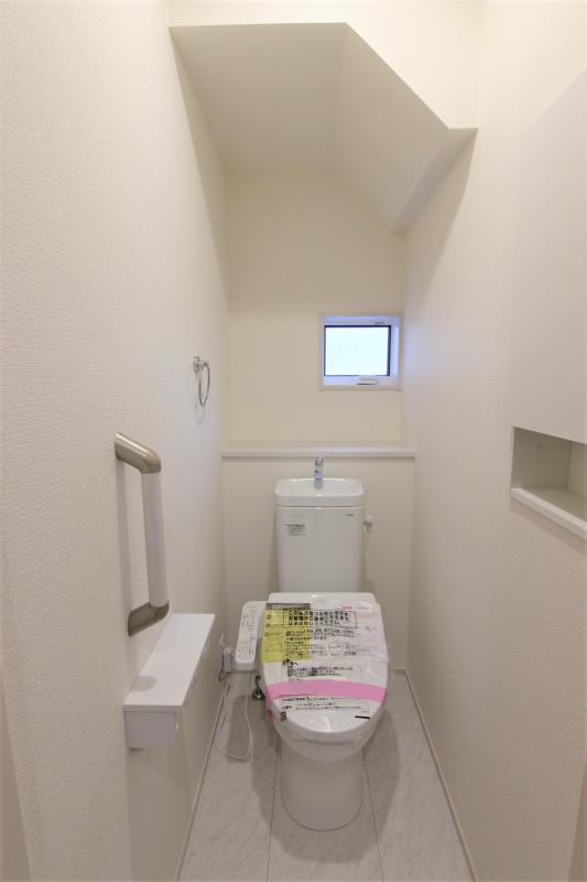 【２階トイレ】多機能ウォシュレット・手摺り・壁面収納付き　※トイレの機能は1階と共通です。