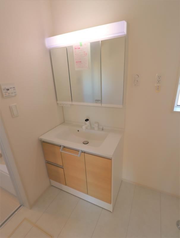 【脱衣所】大きな洗面化粧台付きです♪