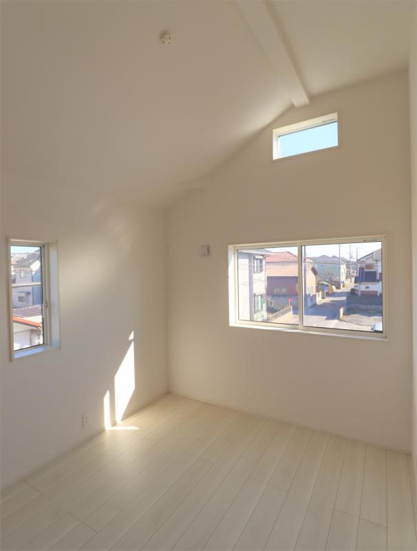 【勾配洋室】開放感を与え、使い勝手の良いサイズのお部屋です!