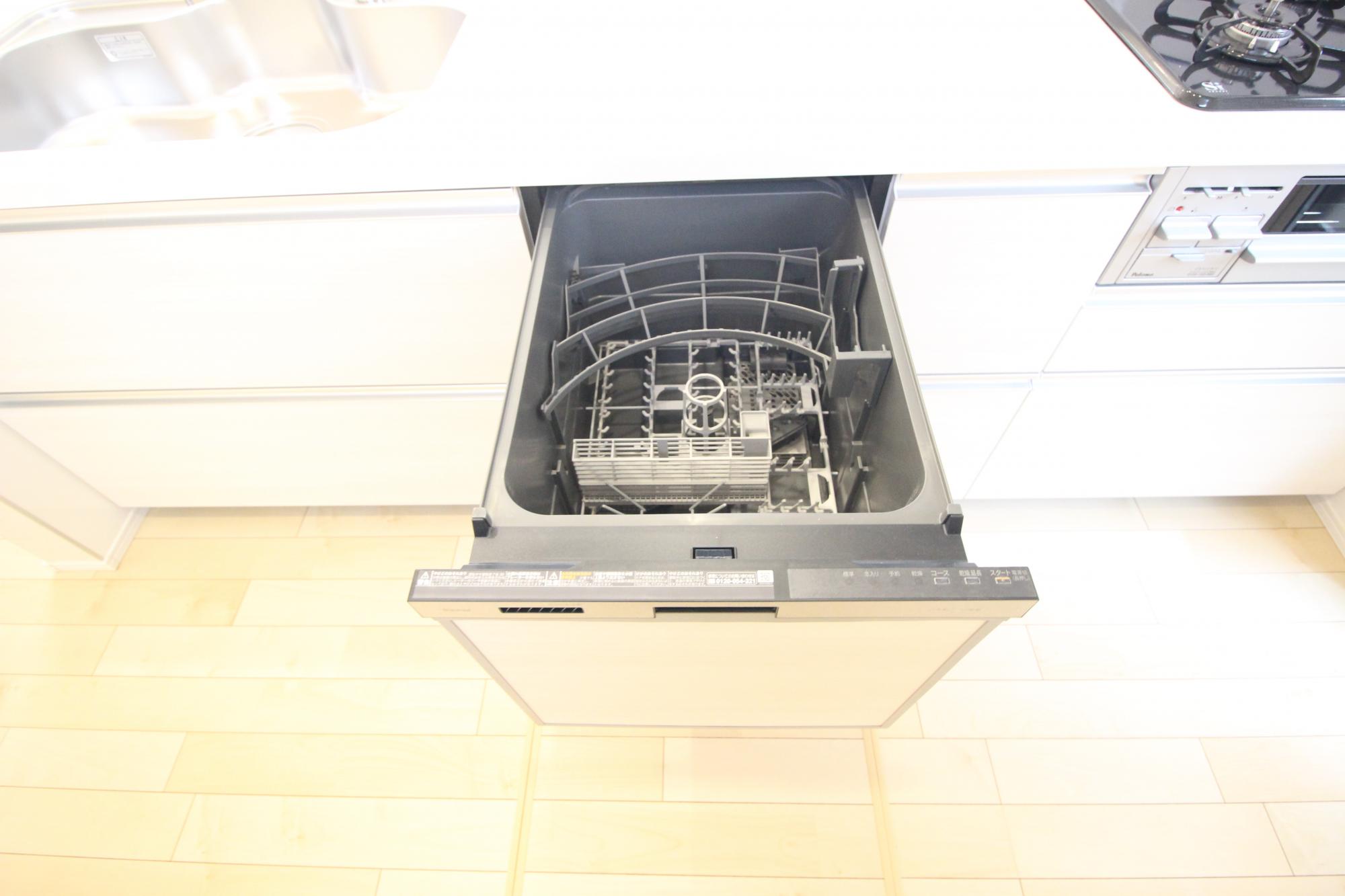 食洗機　食器洗い乾燥機を装備!手荒れの時期にも嬉しい!シャワー蛇口と一体型の浄水器&フライパンも楽々洗える大きめシンクも注目ポイントです!