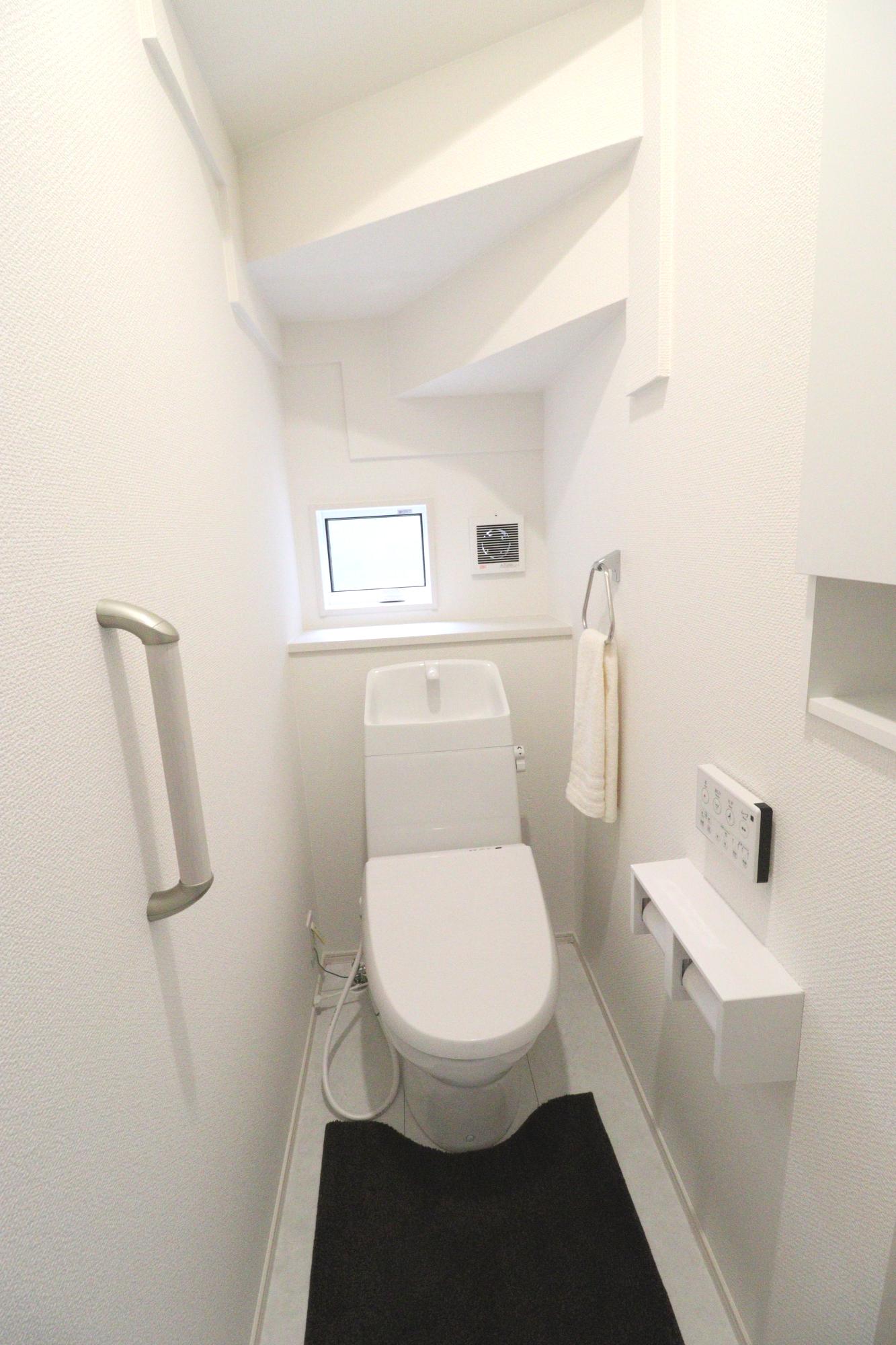 トイレ(1階)　予備のトイレットペーパーを収納できる、壁収納があります。