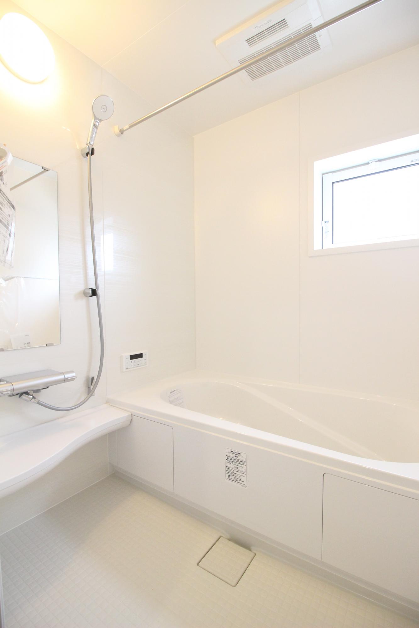 5号棟　浴室　白を基調とした明るい浴室!寒い日のお風呂や雨の日のお洗濯に便利な浴室乾燥機付!