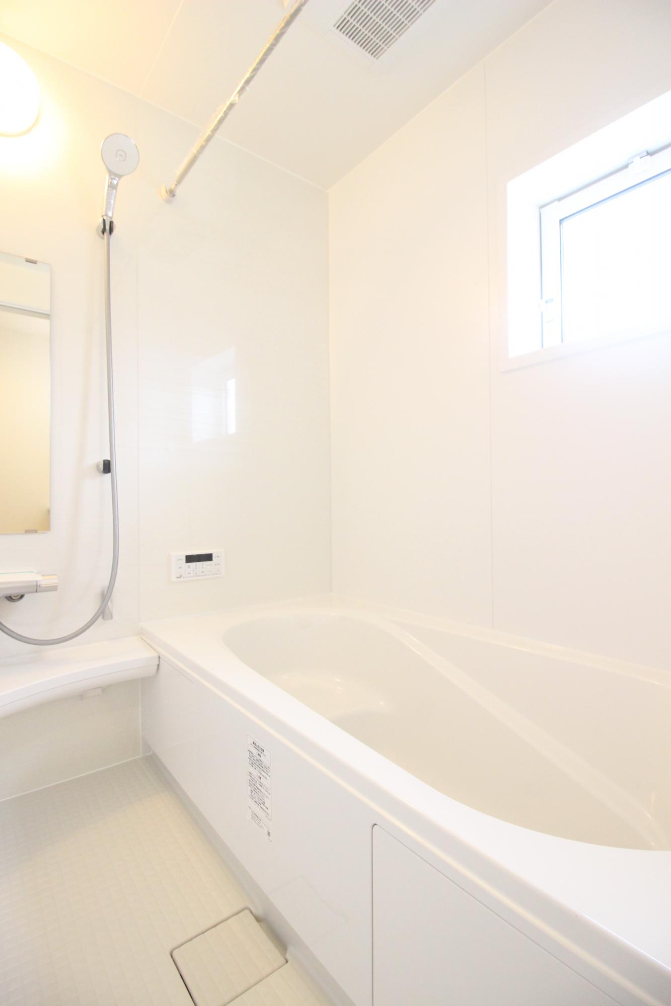 4号棟　浴室　白を基調とした明るい浴室!寒い日のお風呂や雨の日のお洗濯に便利な浴室乾燥機付!