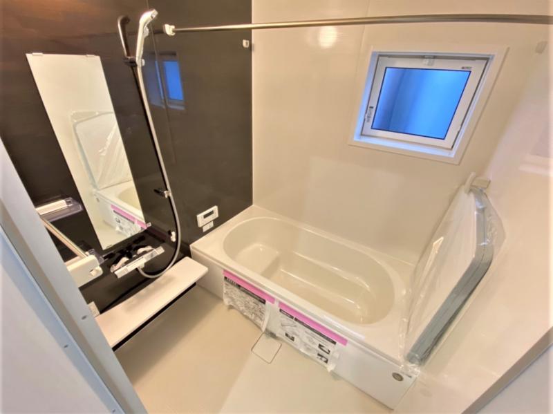 空気もこもらずいつもクリーンな浴室乾燥機付のシステムバス。1坪の広さを設けた浴室でバスタイムはいかがでしょうか♪