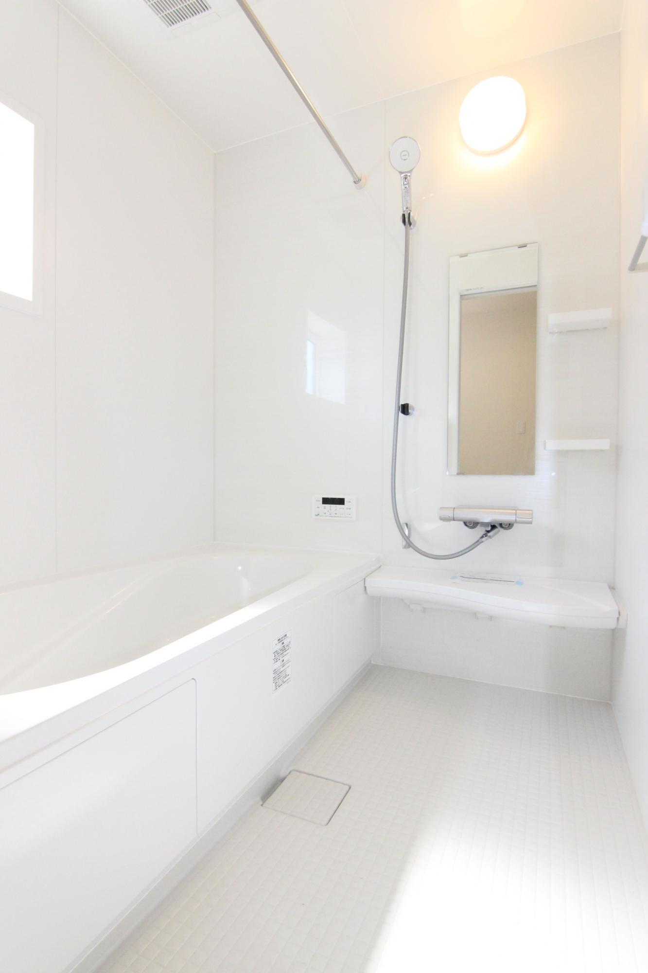 9号棟浴室　白を基調とした明るい浴室!寒い日のお風呂や雨の日のお洗濯に便利な「浴室乾燥機」が備え付け!