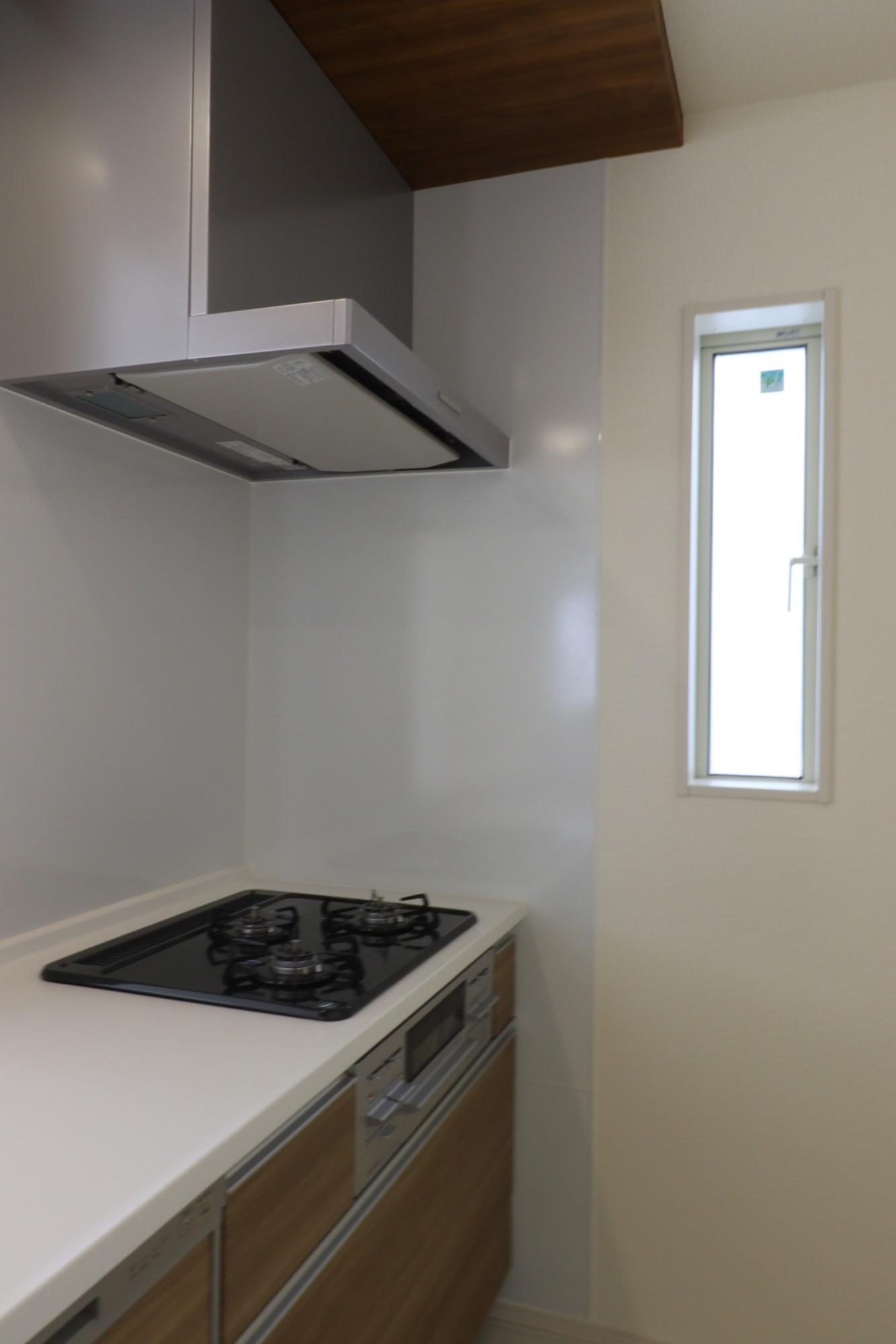キッチン　人造大理石システムキッチン(天板)
外の光と空気が入るキッチンの小窓。