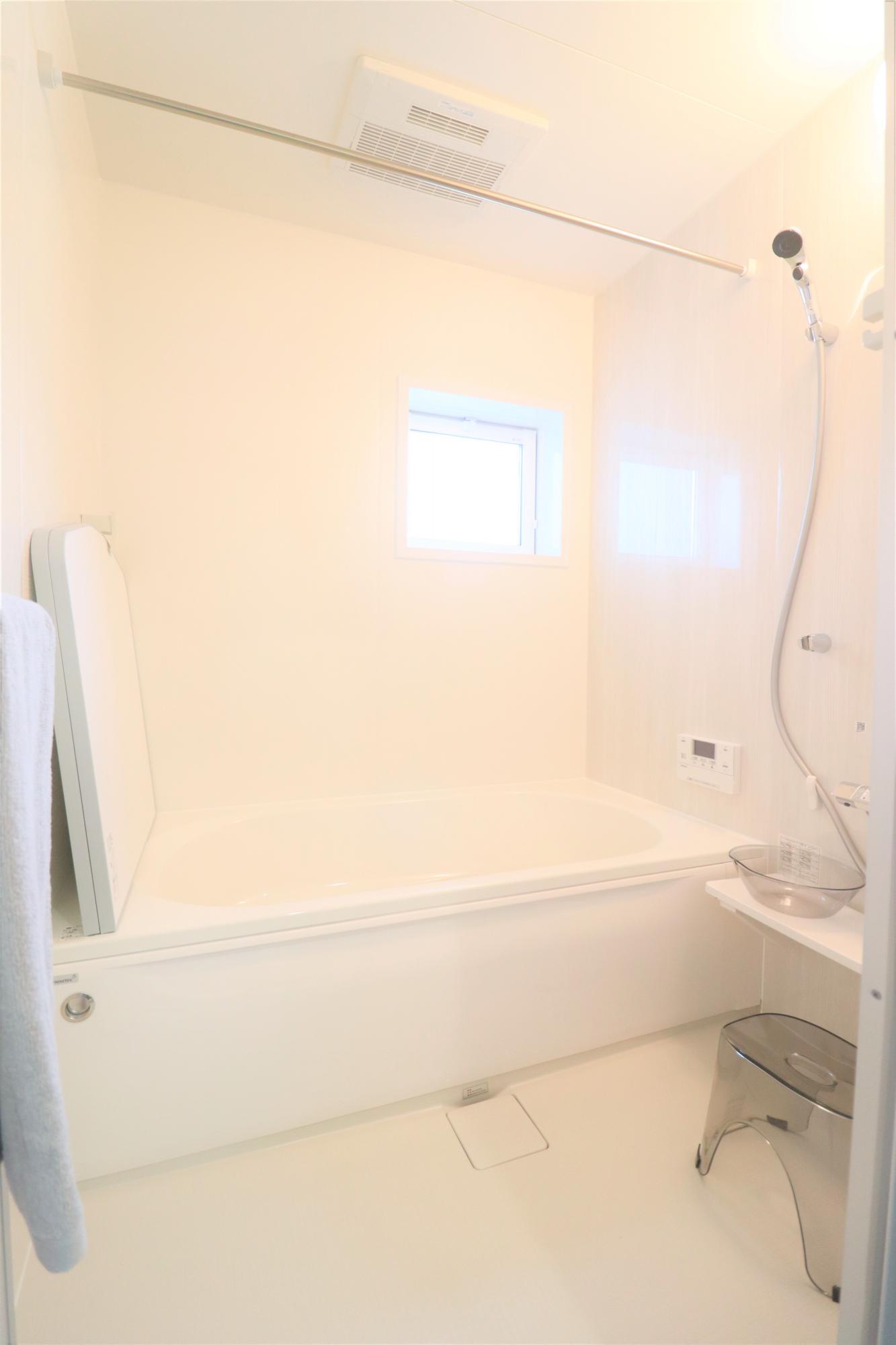 1号棟　白を基調とした明るい浴室☆浴室乾燥機付きです☆