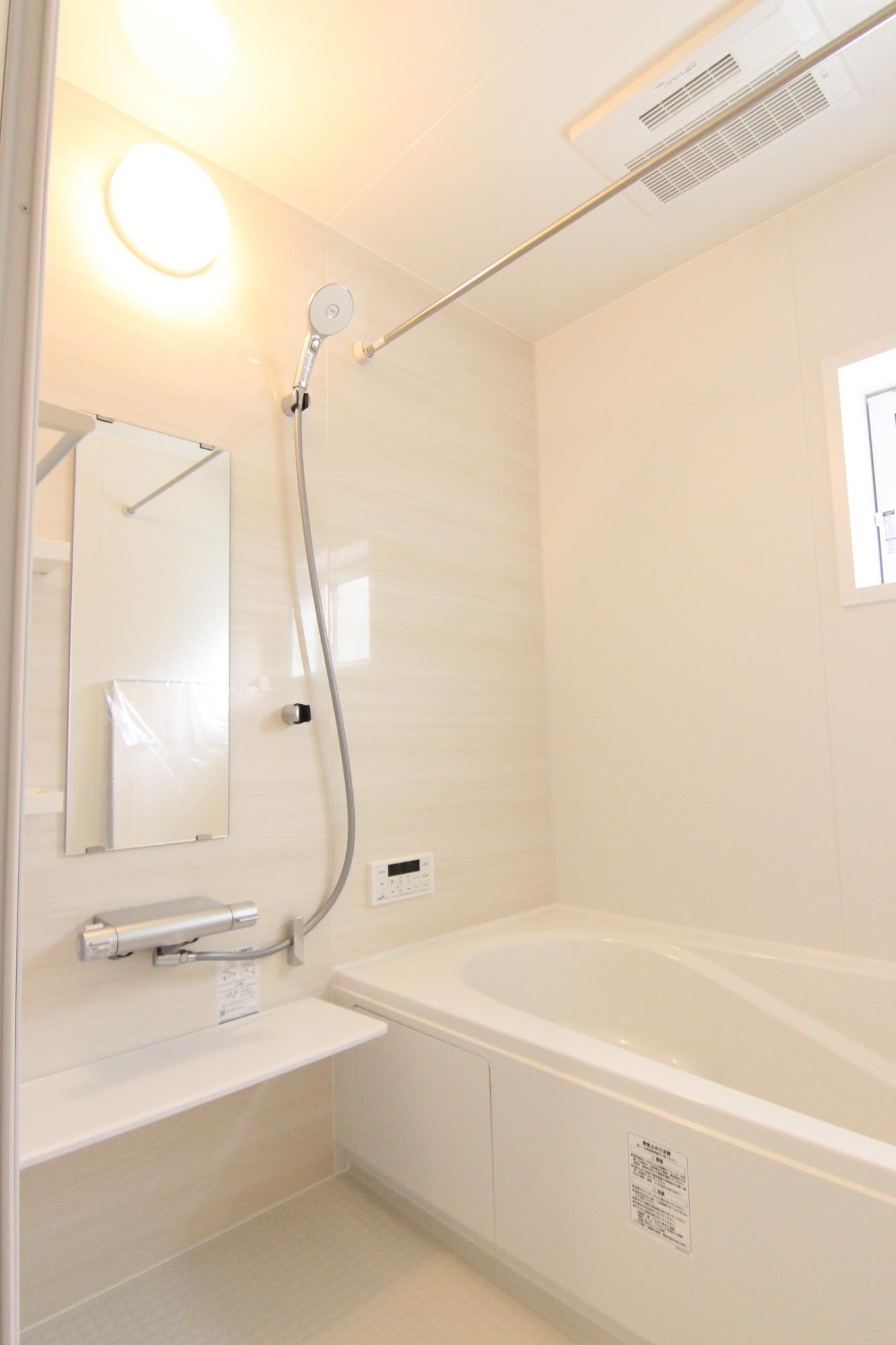 8号棟　浴室　白を基調とした明るい浴室!寒い日のお風呂や雨の日のお洗濯に便利な浴室乾燥機付!