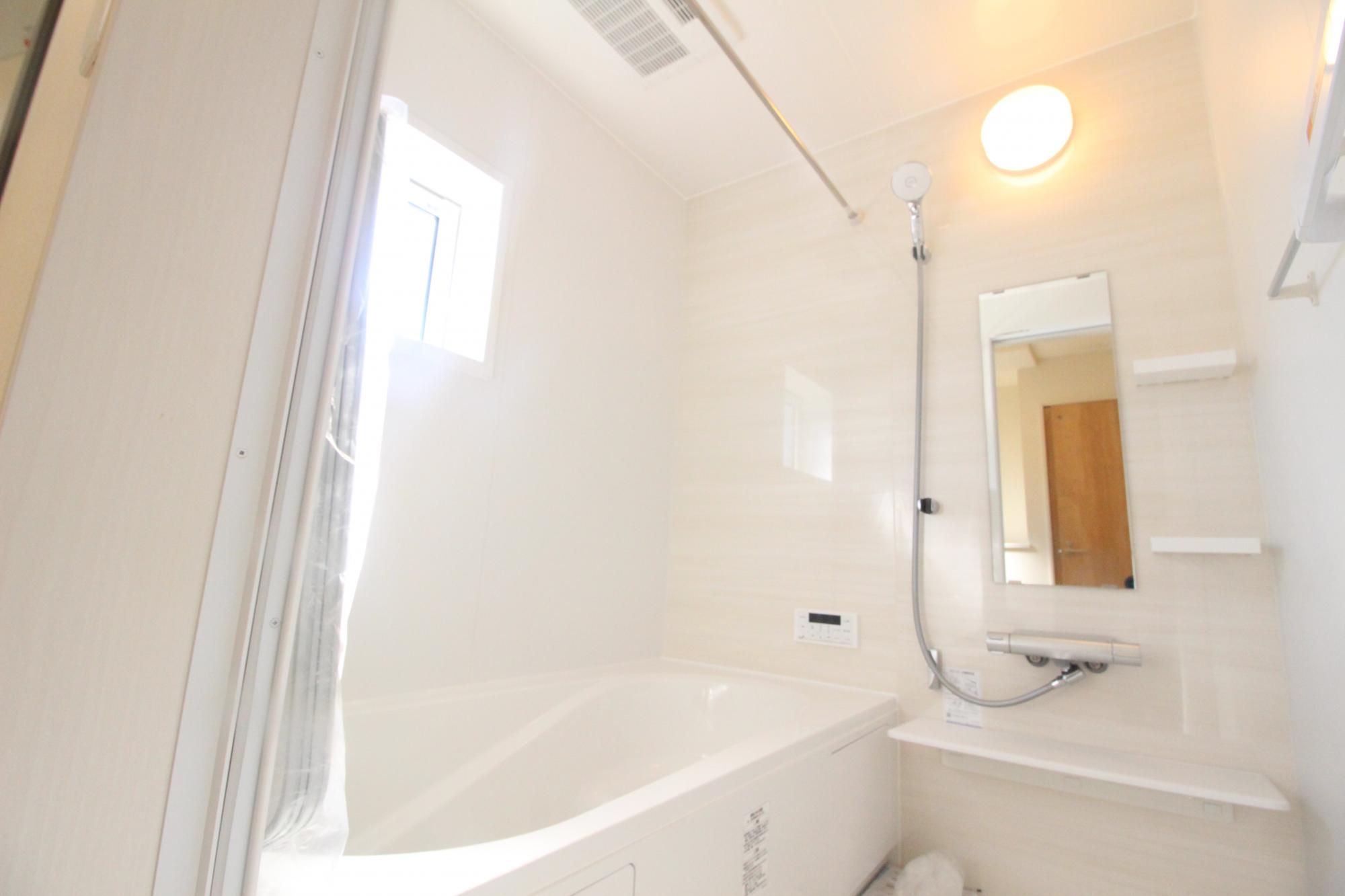 4号棟　浴室　白を基調とした明るい浴室!寒い日のお風呂や雨の日のお洗濯に便利な浴室乾燥機付!
