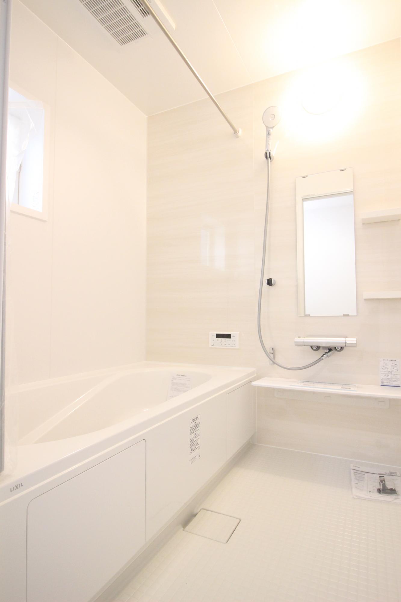 13号棟　浴室　白を基調とした明るい浴室!寒い日のお風呂や雨の日のお洗濯に便利な浴室乾燥機付!
