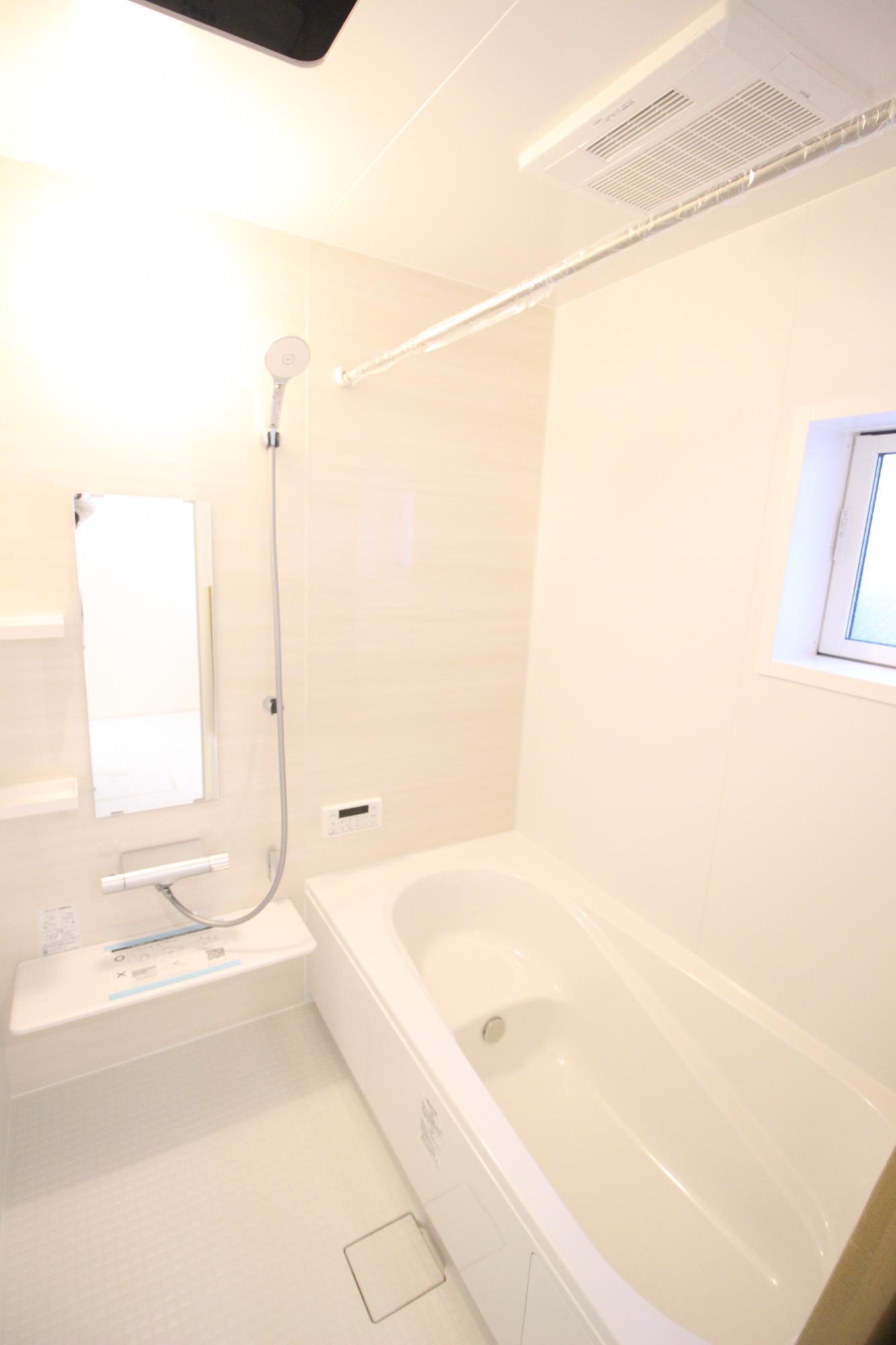 5号棟　浴室　白を基調とした明るい浴室!寒い日のお風呂や雨の日のお洗濯に便利な浴室乾燥機付!
