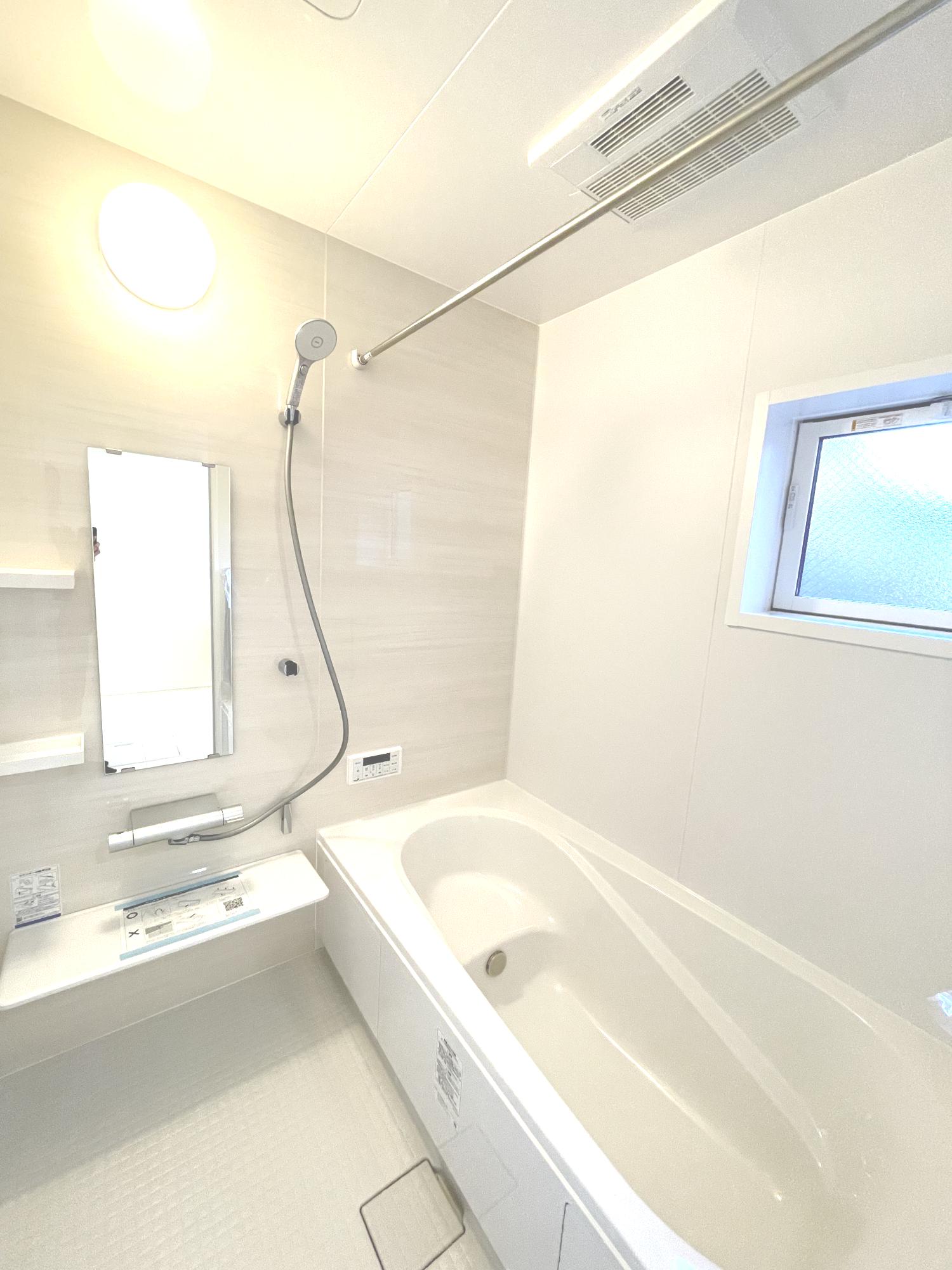 8号棟　浴室　白を基調とした明るい浴室!寒い日のお風呂や雨の日のお洗濯に便利な浴室乾燥機付!
