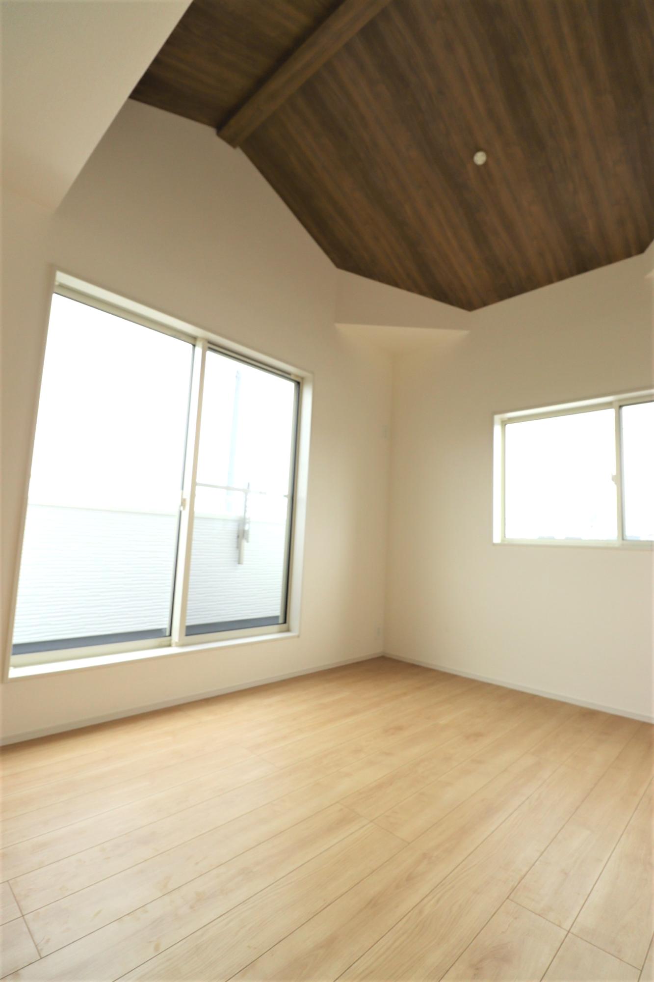 3号棟　洋室6.0帖　同じ面積の部屋であっても、勾配天井を用いている部屋は自然と視線が上部に抜けるため、広々とした空間を感じることができます。