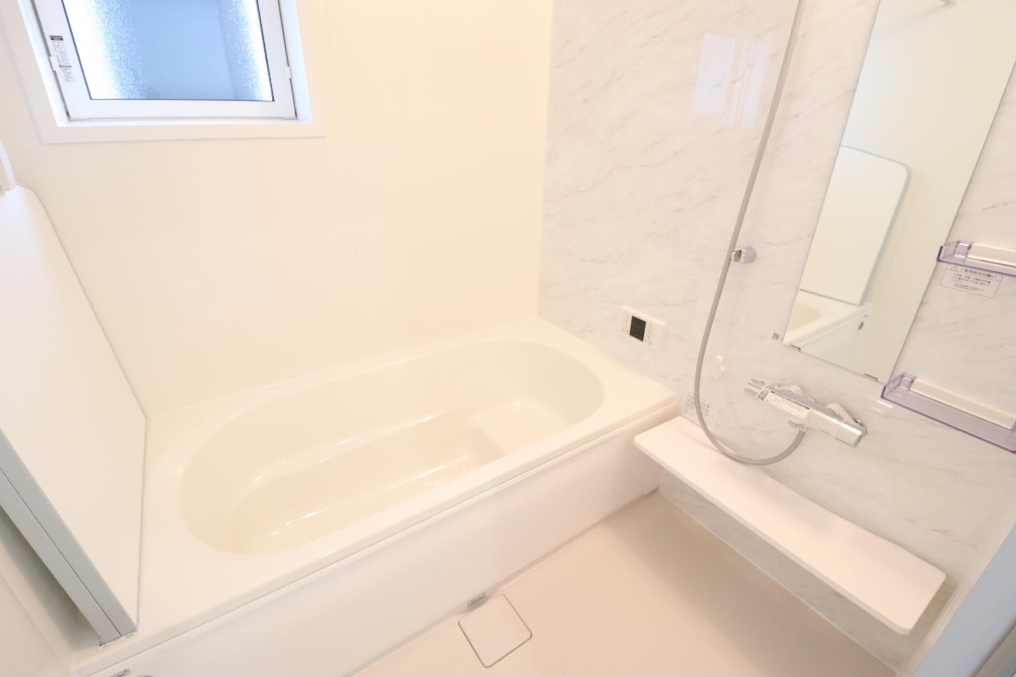 2号棟　白を基調とした明るい浴室☆浴室乾燥機付きです