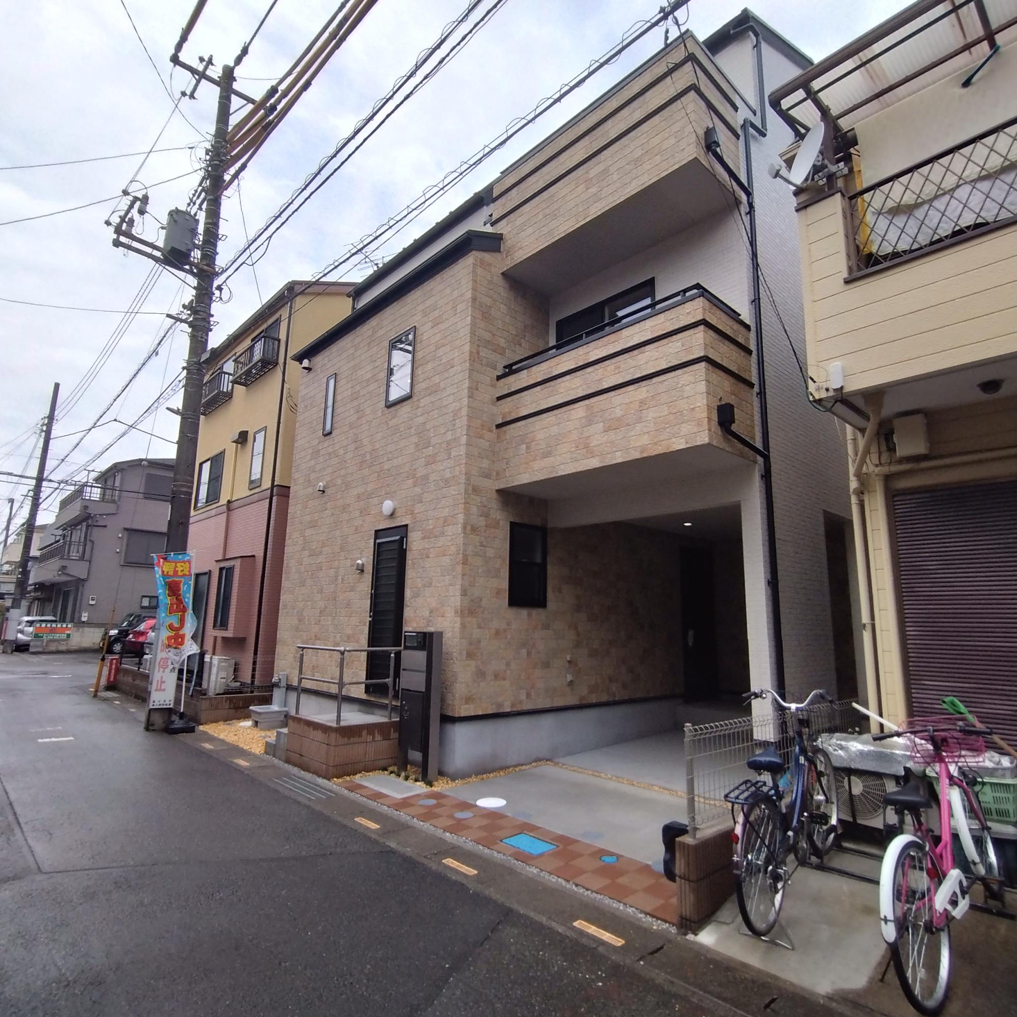 前面道路含む外観写真