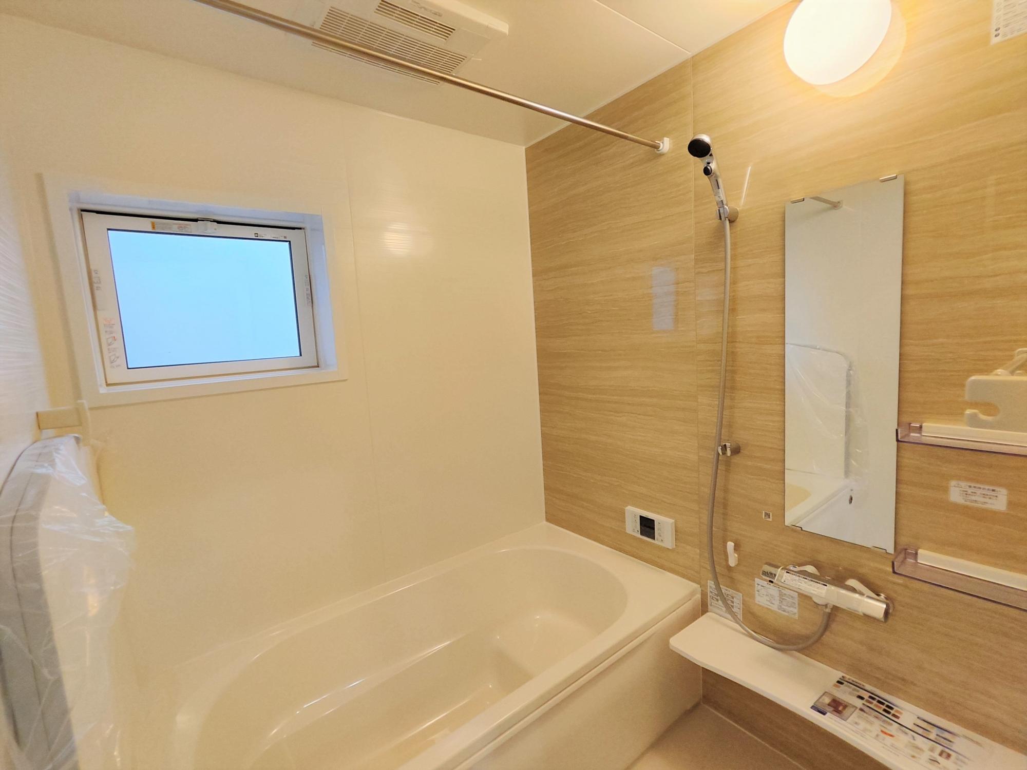 【5号棟】　アクセントクロス採用した浴室はオシャレで、一日の疲れが癒される空間に♪高断熱浴槽を採用し、4時間たっても湯温低下は2.5℃以下なので光熱費の節約にもなります。