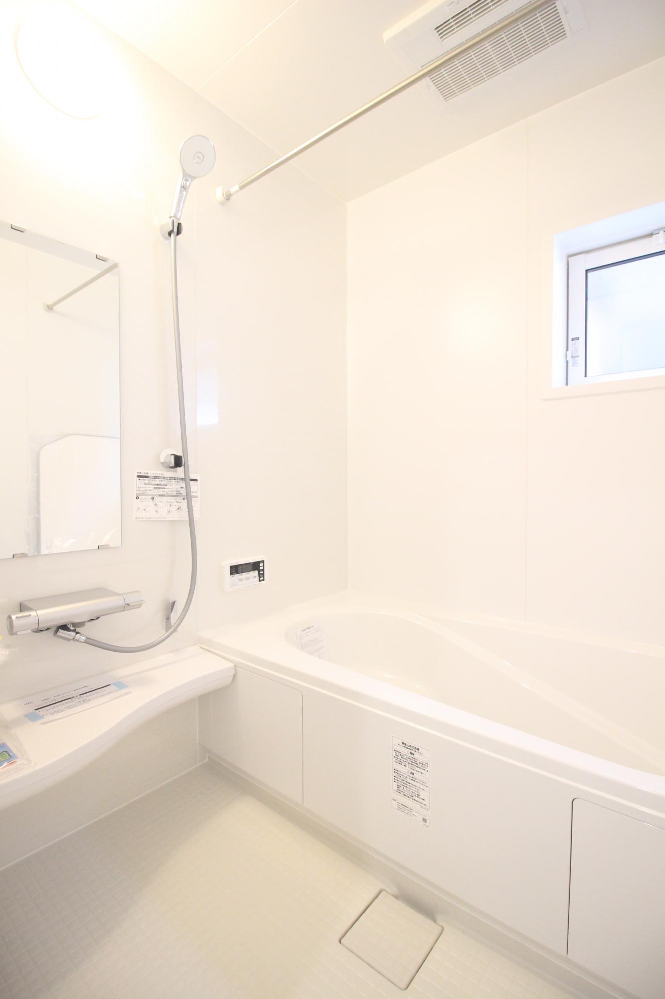 1号棟　浴室　白を基調とした明るい浴室!寒い日のお風呂や雨の日のお洗濯に便利な浴室乾燥機付!