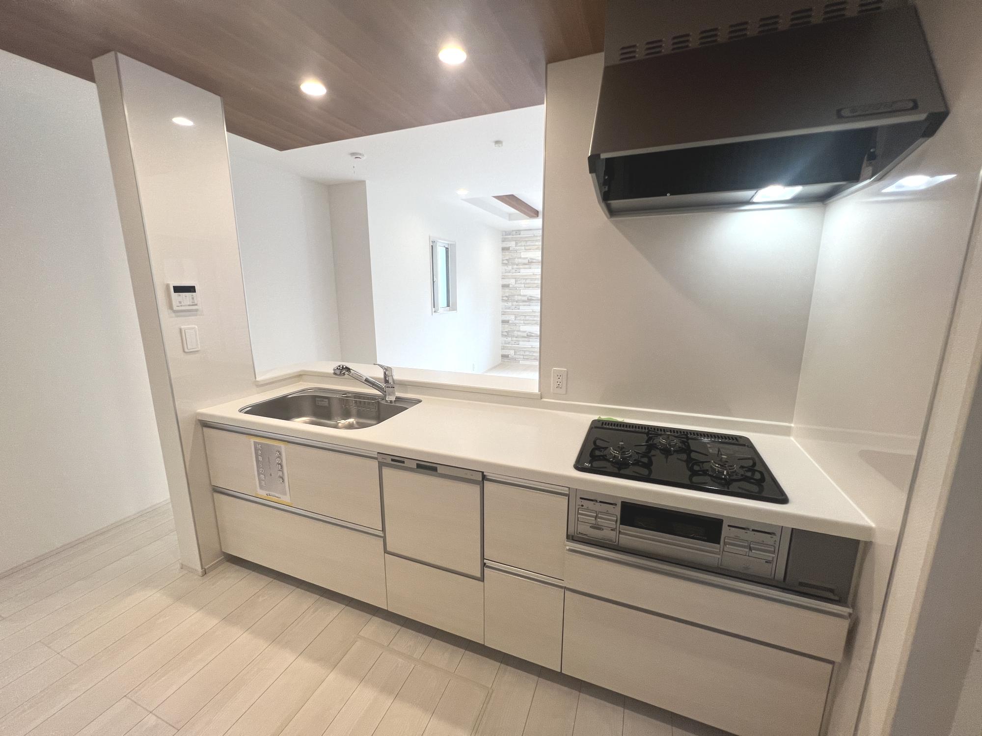 【2号棟   キッチン】　食洗機、浄水蛇口、床下収納の機能的なキッチン