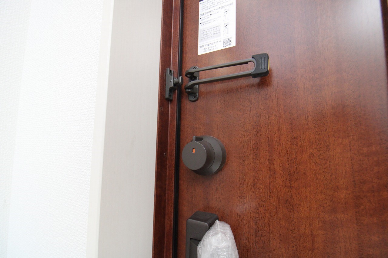 【玄関ドア】　カードキーと鍵の二つで開閉できる玄関ドア!ピッキング対策もあり、防犯対策に優れる玄関です